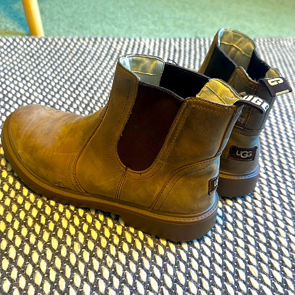 Ugg boots neutral for boys or girls